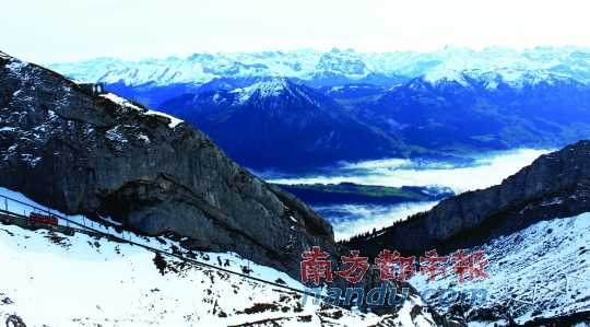  齒軌火車(chē)在皮拉圖斯山上穿行，如同紅色的龍?jiān)谏街杏芜? complete=