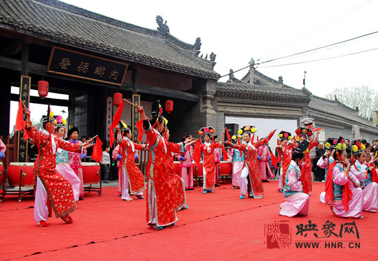 游客參觀清明小長假新推出的本土特色節(jié)目《鼓樂迎賓》。