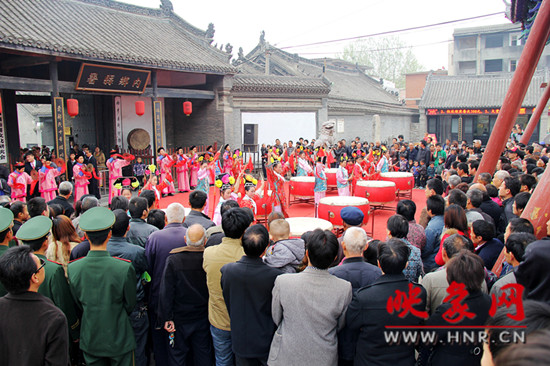 游客參觀清明小長假新推出的本土特色節(jié)目《鼓樂迎賓》。