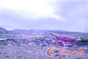 沿途遍地可見的五彩經(jīng)幡。