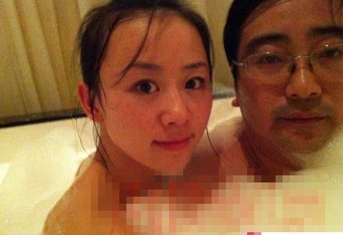 女主播紀某與國家檔案局官員范某。