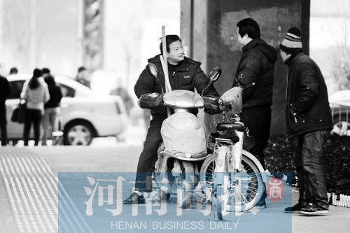 想讓農民工安定下來，城市要給他們相應的福利待遇，還有家的感覺