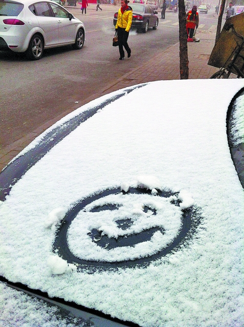 一月十五日上午，有汽車披著一身的雪裝，從經(jīng)開區(qū)回到市區(qū)。