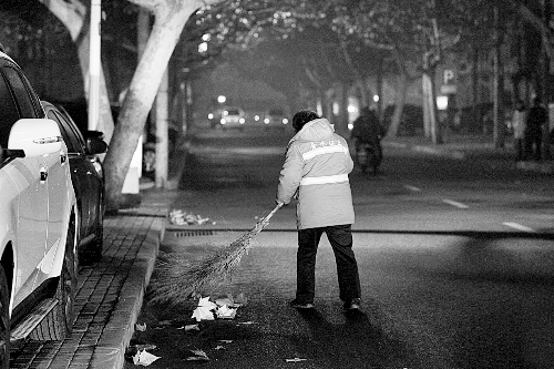 清晨六點(diǎn)，鄭州市經(jīng)七路，一名環(huán)衛(wèi)工開(kāi)始了一天的工作。