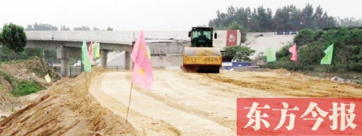 　昨日，正在施工中的鄭州市文化路與連霍高速互通式立交