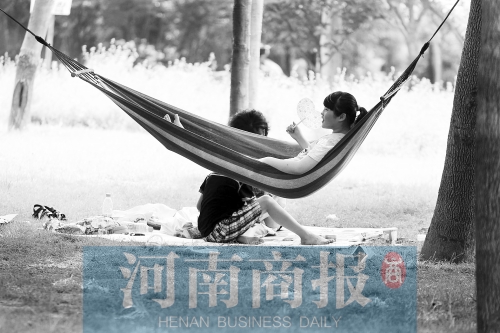 天又熱了起來，外出游玩，記得防曬哦 記者 趙卓/攝　