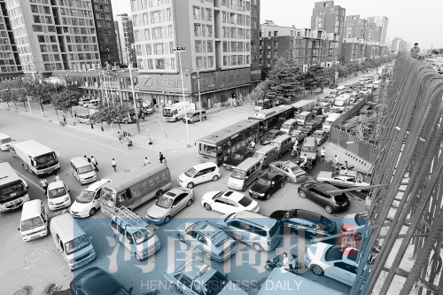 路口四個方向直行、左轉(zhuǎn)交織，車輛相互抵頭，無法正常通行