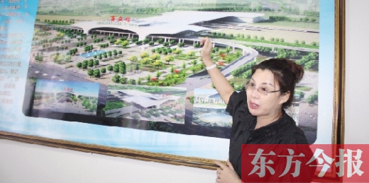 梁園區(qū)高鐵建設(shè)指揮部常務(wù)副指揮長(zhǎng)、梁園區(qū)委副書(shū)記杜麗亞向記者介紹高鐵站效果圖