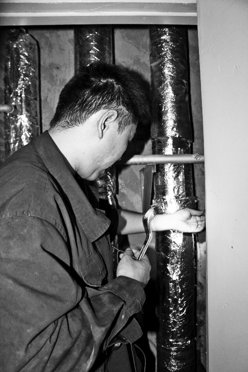 苗師傅一邊進(jìn)行維修，一邊用耳機(jī)接聽(tīng)市民的電話。