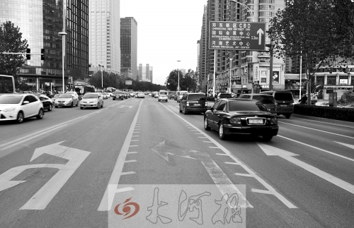 這條畫有多條短斜線的車道就是可變車道，視車流量大小而定，直行車輛多時它是一個直行車道，左轉(zhuǎn)車輛多時它