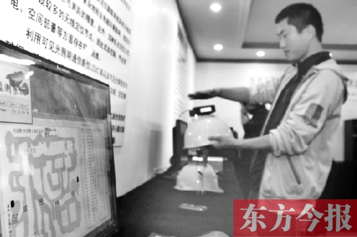 可見光通信技術(shù)應(yīng)用展示會(huì)上，參觀者體驗(yàn)新技術(shù)在采礦工具上的應(yīng)用