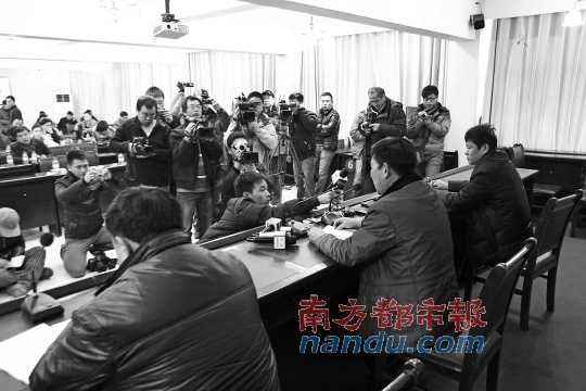 5日下午，河南蘭考縣召開(kāi)新聞發(fā)布會(huì)，就民辦收養(yǎng)所火災(zāi)事故公開(kāi)回應(yīng)。