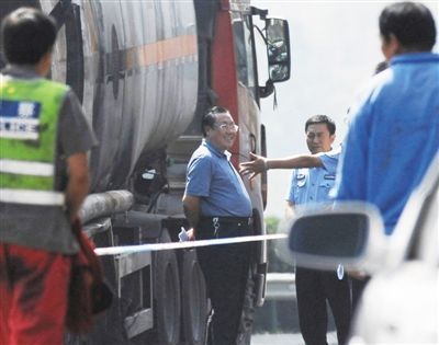 陜西“表哥”楊達才在車禍現(xiàn)場。資料圖