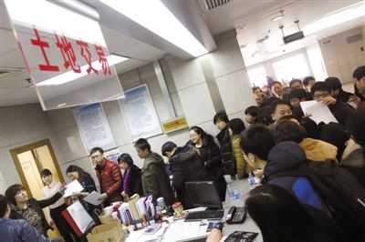 2月28日，北京市土地交易市場，各房地產(chǎn)企業(yè)代表準備競拍房山、大興、朝陽的13塊土地。