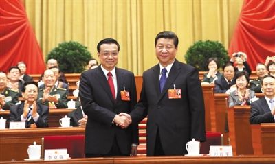 昨日，人大會議投票表決，決定李克強為國務院總理后，習近平和李克強親切握手。 新華社記者 蘭紅光 攝