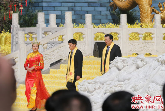 　河南省委書記、省人大常委會主任郭庚茂，河南省省長謝伏瞻敬獻花籃。映象網(wǎng)記者 邵恰 攝