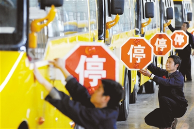 4月28日，江西上饒，江西博能上饒客車員工正在為銷往廣東客戶的訂單大鼻子校車做最后的質(zhì)量安檢。圖/CFP
