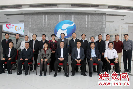 郭庚茂等省領(lǐng)導(dǎo)與省廣電局、河南電視臺(tái)的同志們合影