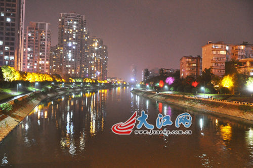 夜幕下的玉帶河，風(fēng)景很好，但是臭氣熏天。