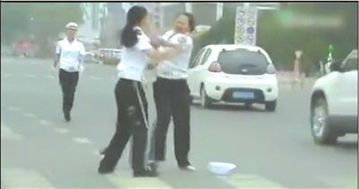 兩名“女交警”馬路中央廝打。圖/東方IC