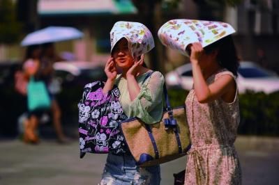 進(jìn)入7月份以來(lái)，南京出現(xiàn)了多個(gè)高溫天氣。本報(bào)資料圖片 劉瀏 攝