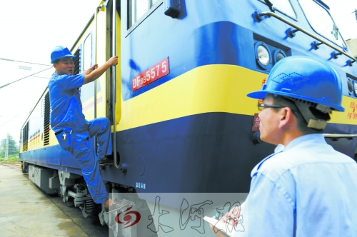 　　首發(fā)車頭以內(nèi)燃機(jī)作牽引，途中車頭、車身都會(huì)換