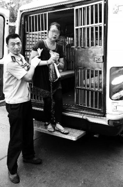 曹艷芳被帶出囚車，準(zhǔn)備到渭南市中級(jí)人民法院受審 程英晏 攝