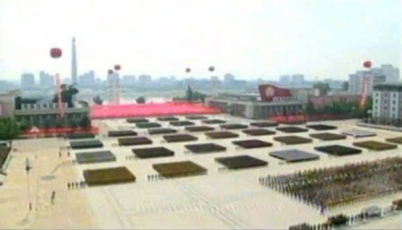 7月27日是《朝鮮停戰(zhàn)協(xié)定》簽署60周年紀(jì)念日，朝鮮在首都平壤舉行的盛大的閱兵儀式。圖為閱兵廣場(chǎng)。