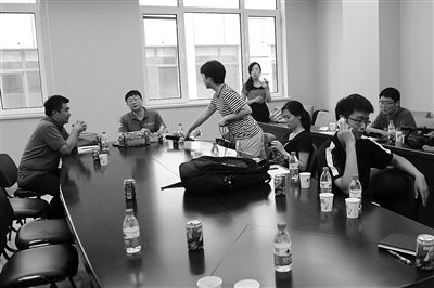 昨日，什剎海街道辦事處第四會議室，“什剎海女童練攤父親被打”事件的通氣會現(xiàn)場。