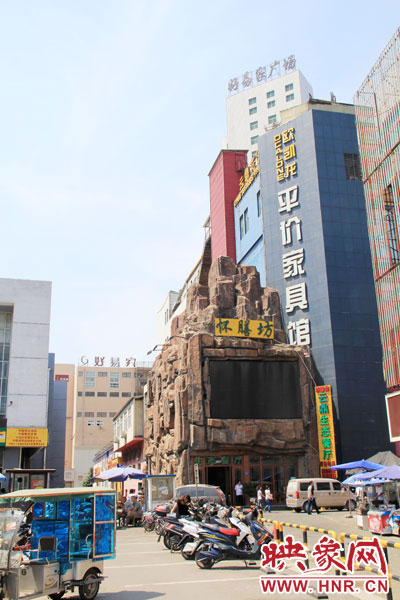 在該酒店一層的入口處，屹立著一座4層樓高的假山，氣勢(shì)雄偉。