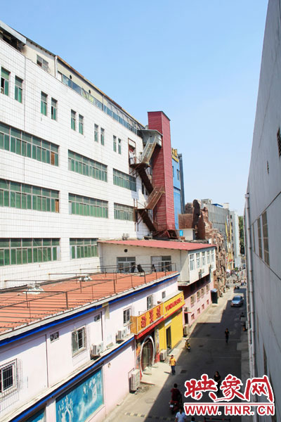 該家具賣(mài)場(chǎng)共6層樓，第7層建筑與其他樓層風(fēng)格迥然不同，有明顯后期加蓋痕跡