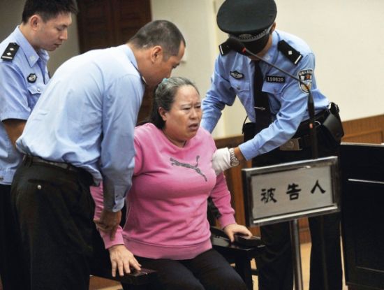 9月24日，在公訴人宣讀起訴書時，丁書苗因身體不停顫抖一度站立不穩(wěn)，被法警扶住