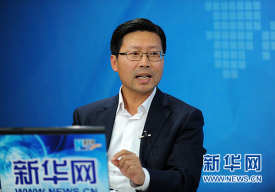 圖為嘉賓與主持人交談。新華網(wǎng) 陳競超 攝
