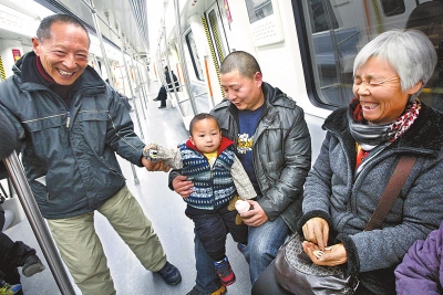 乘客中有80歲的老人，也有幾歲大的小孩，他們眼神共同傳遞著：新鮮和好奇。記者王錚攝