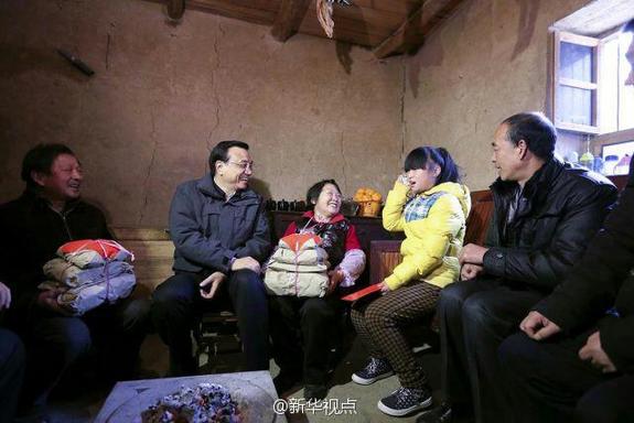 27日，李克強(qiáng)到安康旬陽(yáng)金坡村看望留守兒童。