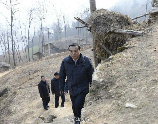 27日，李克強(qiáng)到安康旬陽(yáng)金坡村看望留守兒童。