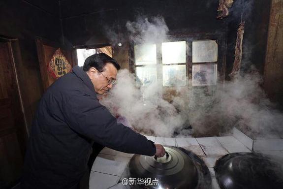 27日，李克強(qiáng)到安康旬陽(yáng)金坡村看望留守兒童。