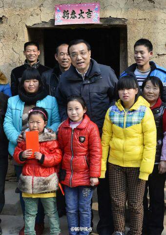 27日，李克強(qiáng)到安康旬陽(yáng)金坡村看望留守兒童。