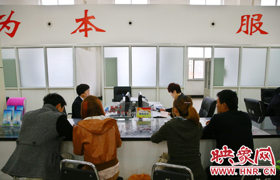 在陽光大廈一樓大廳內(nèi)，分布著人社局、民政局等與群眾利益相關(guān)的民生服務(wù)窗口。