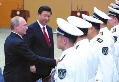 習(xí)近平與普京共同出席中俄聯(lián)合軍演開幕式。