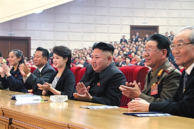 　5月19日，金正恩和夫人李雪主觀看演出，金與正（左一）坐在金正恩右邊第三個位置。