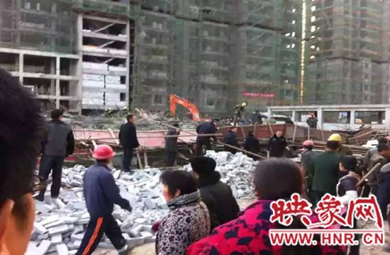 圖為事故現(xiàn)場情況，當(dāng)?shù)厝罕姽﹫D。