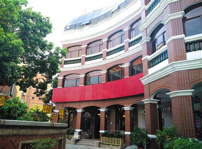 泉州多名干部稱，2010年下半年，徐鋼每周至少三天的下午在這幢建筑的地下酒窖。