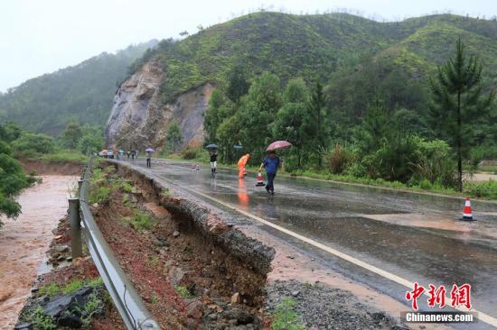圖為5月19日，江西贛州石城縣珠坑鄉(xiāng)塘臺(tái)村通往福建寧化縣的公路出現(xiàn)塌方。陳小強(qiáng) 攝