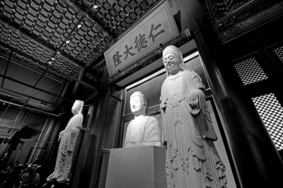      北齊石佛像和菩薩像。京華時(shí)報(bào)記者 王海欣 攝