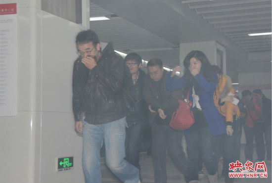 演習(xí)中，地鐵乘客從地鐵車廂中跑出。