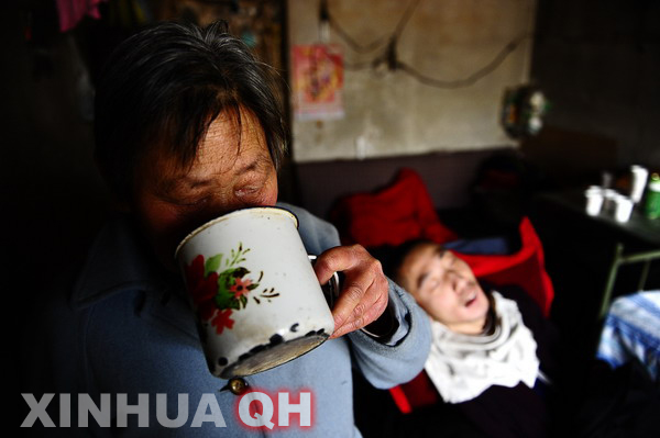 3月29日，楊林睡著了，母親邵秀景喝上一口水。