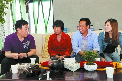 網(wǎng)友“奇石頑童”與牛松玲、郭新成夫婦