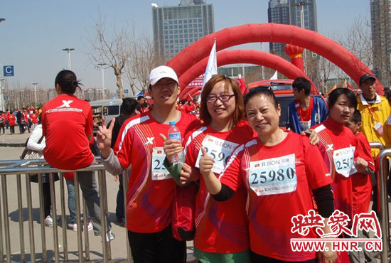 2010年，劉小琴（中）組織殘疾人朋友第一次參加鄭開馬拉松賽。