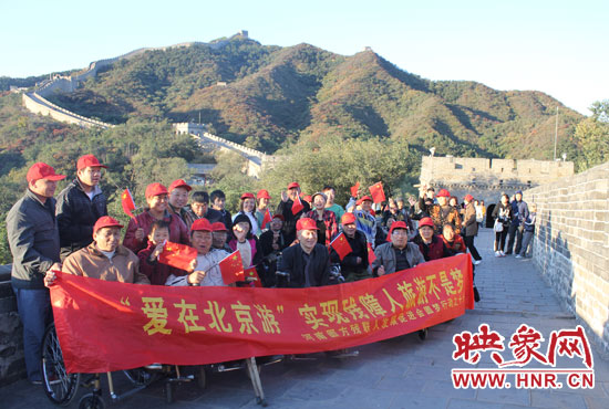 旅游對(duì)于殘疾人朋友來說比正常人要困難許多，2011年，劉小琴帶領(lǐng)殘障朋友登上了長城。